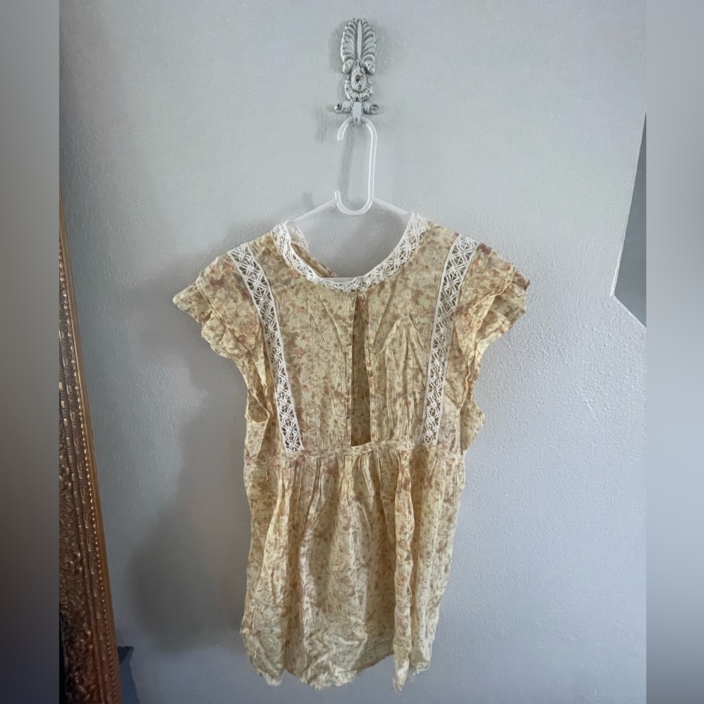 💛Free People One Eva tunic with keyhole front and crochet detail.🌟